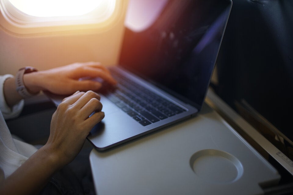 Darum müssen Sie den Flugzeug-Tisch bei Start und Landung hochklappen