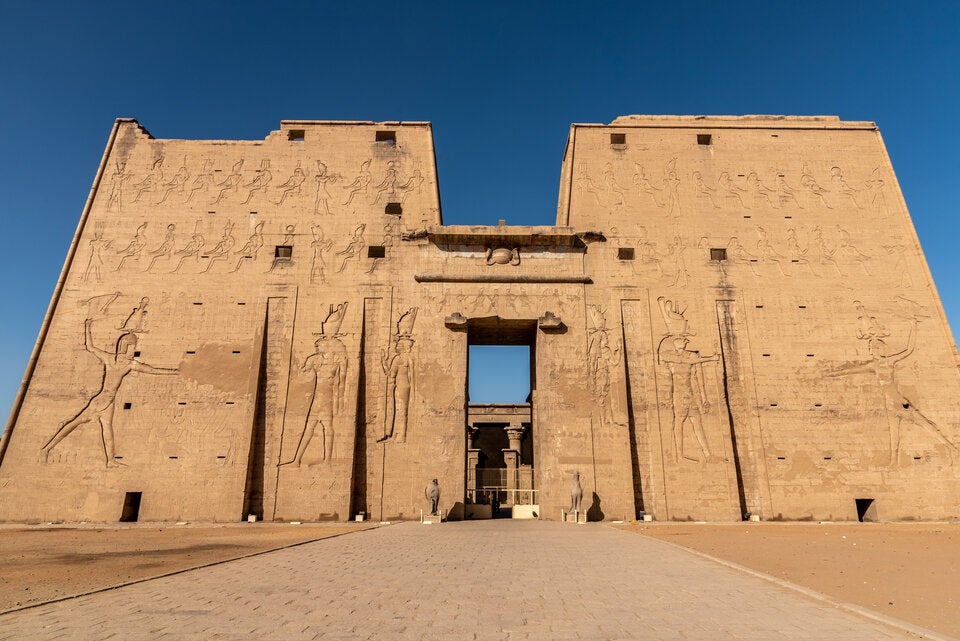 Tempel von Edfu. Hier beeindrucken fein geschnitzte Reliefs.