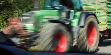 Auto kracht in Traktor: 87-J&auml;hriger sofort tot