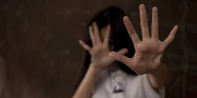 Gewalt gegen Frau Handy