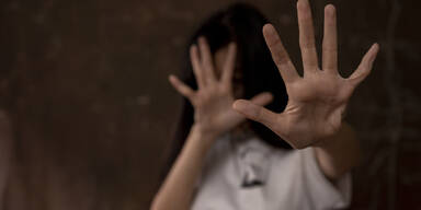 30-Jährige in Wohnung festgehalten und vergewaltigt