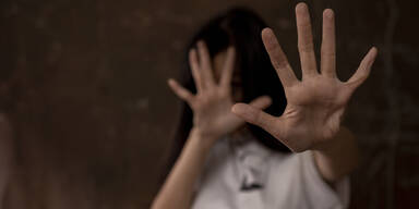 Femizid-Studie zeigt: Gewaltspirale beginnt oft mit Kontrolle und Besitzdenken