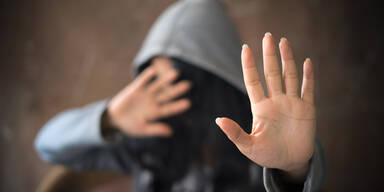 Ex-Freundin &uuml;berw&auml;ltigt, bedroht und Wohnung verw&uuml;stet