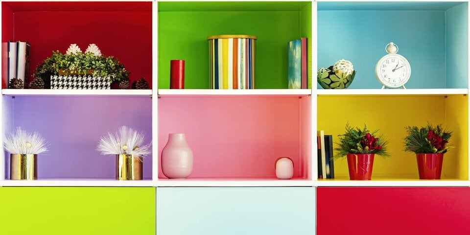 buntes Regal mit Dekoartikeln