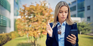 Businessfrau mit E-Zigarette