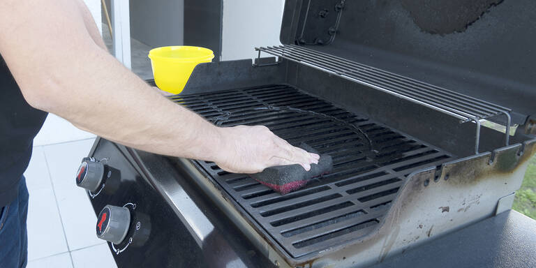 Nie wieder schrubben: So reinigen Sie Ihren Grillrost blitzschnell