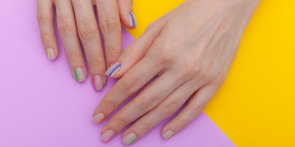 Nageldesign mit bunten Strichen
