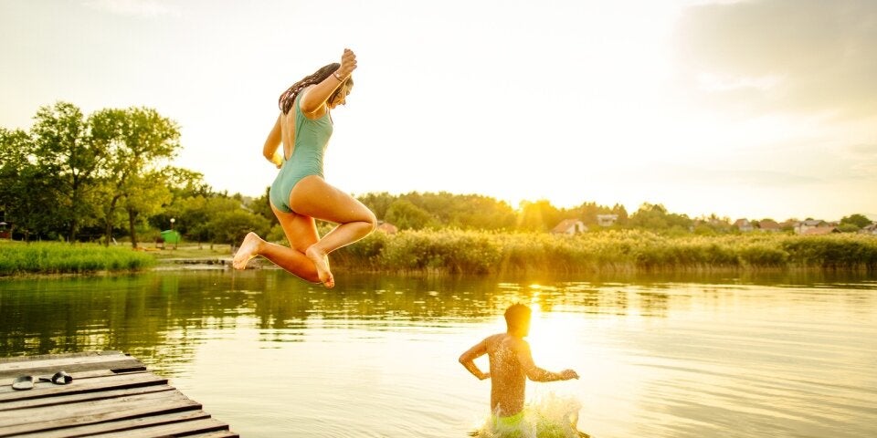 Frau springt in einen See