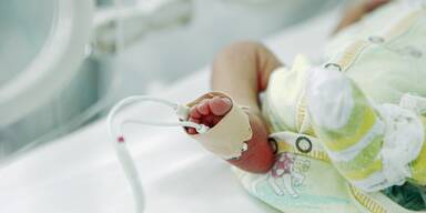 Verletztes Baby in Spital gebracht: EU-Haftbefehl gegen Mutter