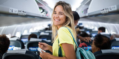 Achtung: Warum Sie im Flugzeug kein T-Shirt tragen sollten