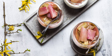 Blitzschnell aus dem Airfryer: S&uuml;ndhaft gute Rhabarber-Desserts