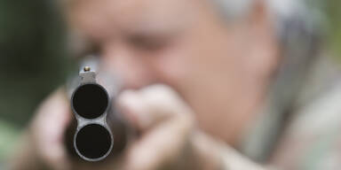 Alter Mann mit Repetierflinte Waffe