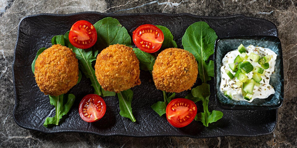 Arancini mit Paradeisersauce.