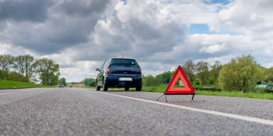 Warndreieck auf Autobahn