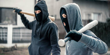 Frau lockte Burschen (17) in Wohnsiedlung: Maskierte raubten ihn aus