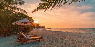 Liegen am Strand im Sonnenuntergang