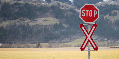 Bahn&uuml;bergang Symbolbild