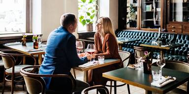 Emotionaler Overkill: So manipulativ ist der Dating-Trend Floodlighting