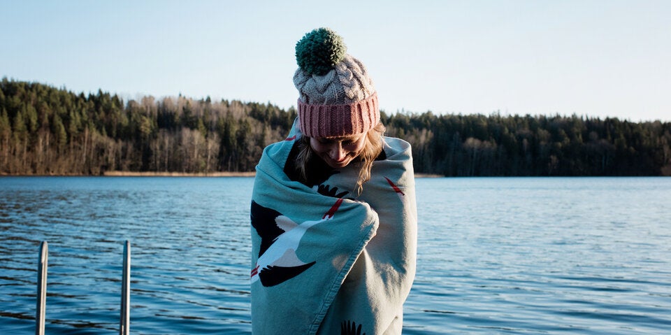 Frau nach dem Eisbad mit Decke