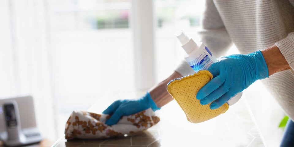 Putzen und Staubwischen