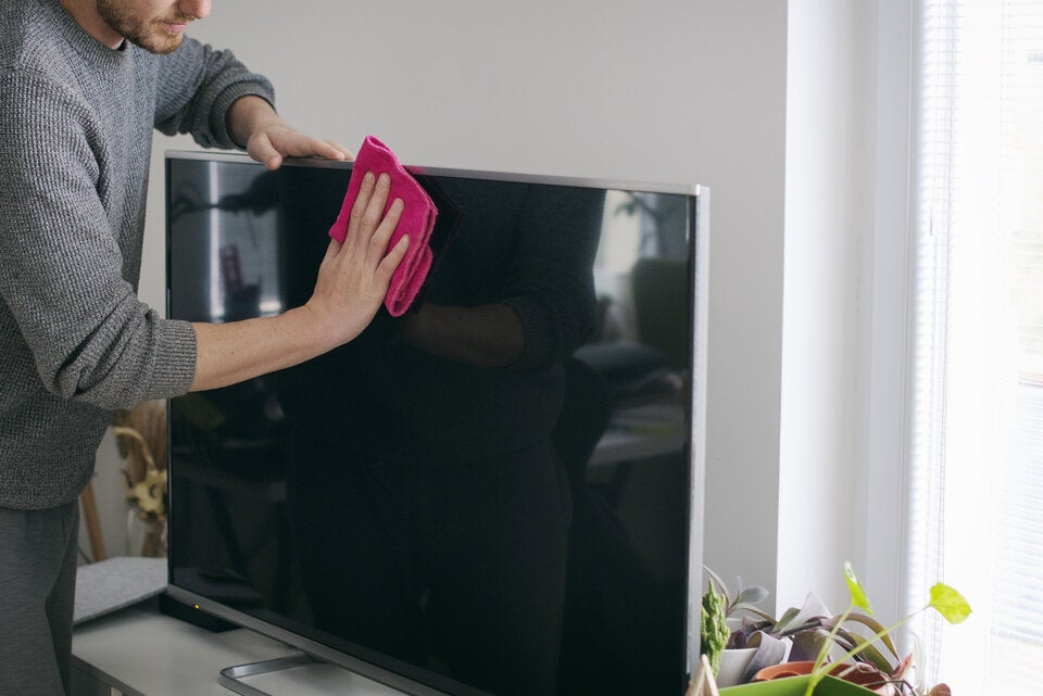 Fast jeder tut es! Aber diese 3 Dinge sollten Sie mit Küchenrolle lieber nicht putzen