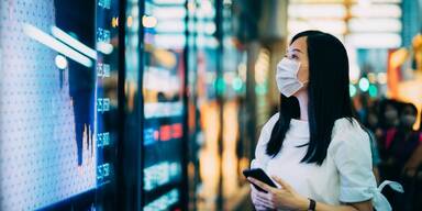 China, Frau mit Maske, Corona