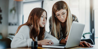 Sch&uuml;lerin am Laptop