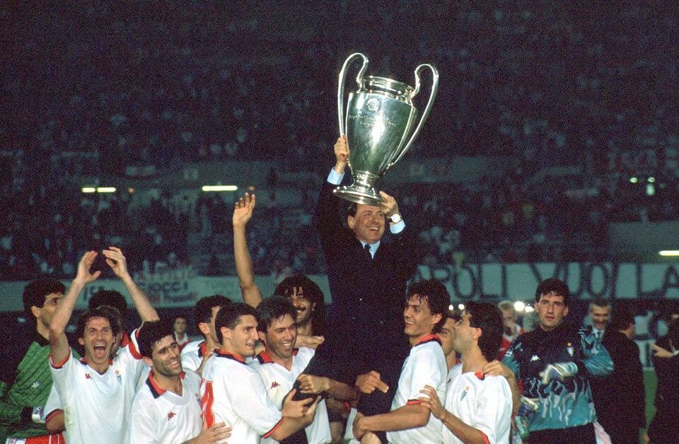 Silvio Berlusconi hebt den Pokal nach dem Sieg seines AC-Milan des Europapokalfinales gegen Benfica Lissabon (1:0) im Wiener Ernst-Happel-Stadion am 23. Mai 1990