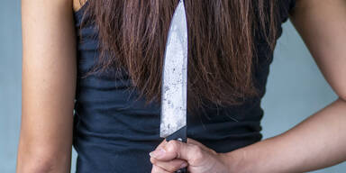 Mutter soll Kids misshandelt haben und attackierte Ex-Freund mit Messer