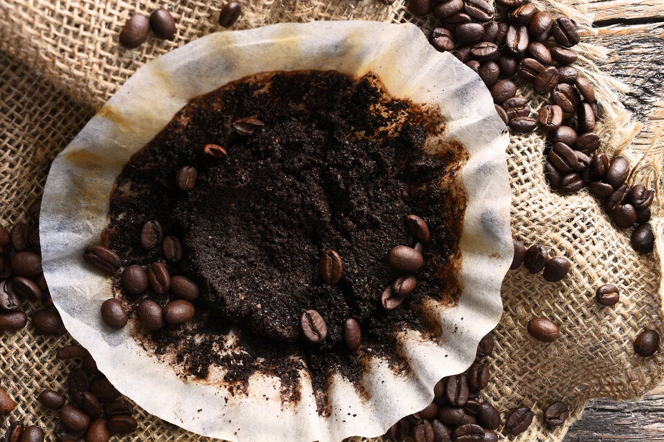 Warum Sie vor dem Urlaub Kaffeesatz in die Toilette kippen sollten