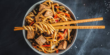 Udonnudeln mit knusprigem Tofu