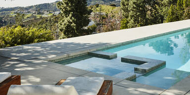 Kleinkind (1) nach Sturz in Pool wiederbelebt