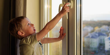 Bub aus Fenster gest&uuml;rzt