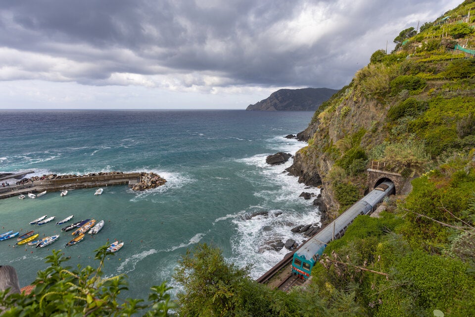 Cinque Terre. Atemberaubende Aussichten vom Bahnfenster genießt man an einer der schönsten Küsten Italiens. 