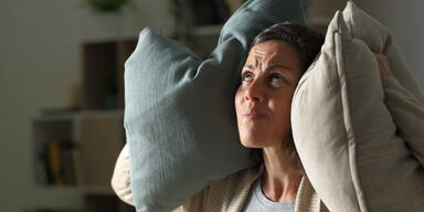 Frau leidet unter L&auml;rmbel&auml;stigung der Nachbarn