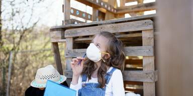 Kind mit Maske, Spielplatz