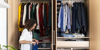Muffiger Geruch im Kleiderschrank? Dieses unscheinbare Hausmittel hilft