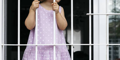 M&auml;dchen eingeperrt