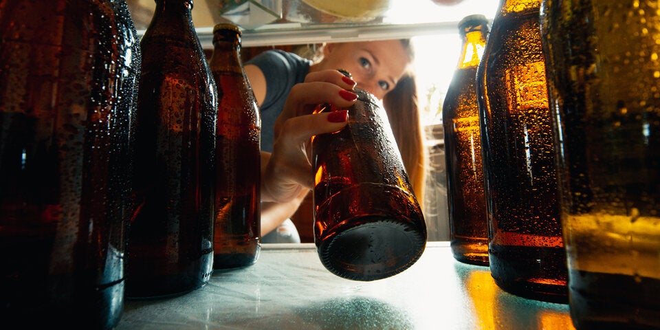 Nach der Party ist vor dem Aufräumen. Doch Bier-Reste sollte man nicht direkt wegschütten – man kann es nämlich noch sinnvoll verwenden.