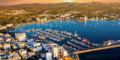 Ibiza-Aufreger: Touristin muss 12&euro; f&uuml;rs Tasche-Aufh&auml;ngen zahlen