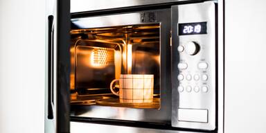 Nie wieder Schrubben: Mit Hausmitteln zur blitzblanken Mikrowelle