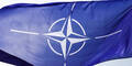 NATO-Logo auf einer Flagge
