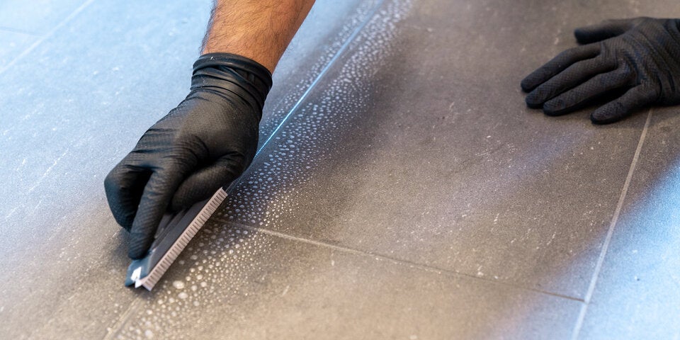 In Fugen bildet sich oft Schimmel.