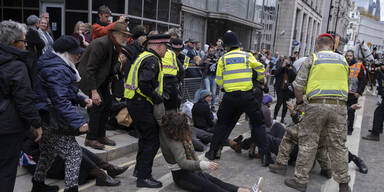 Umweltsch&uuml;tzer st&ouml;ren Parade von Lord Mayor in City of London