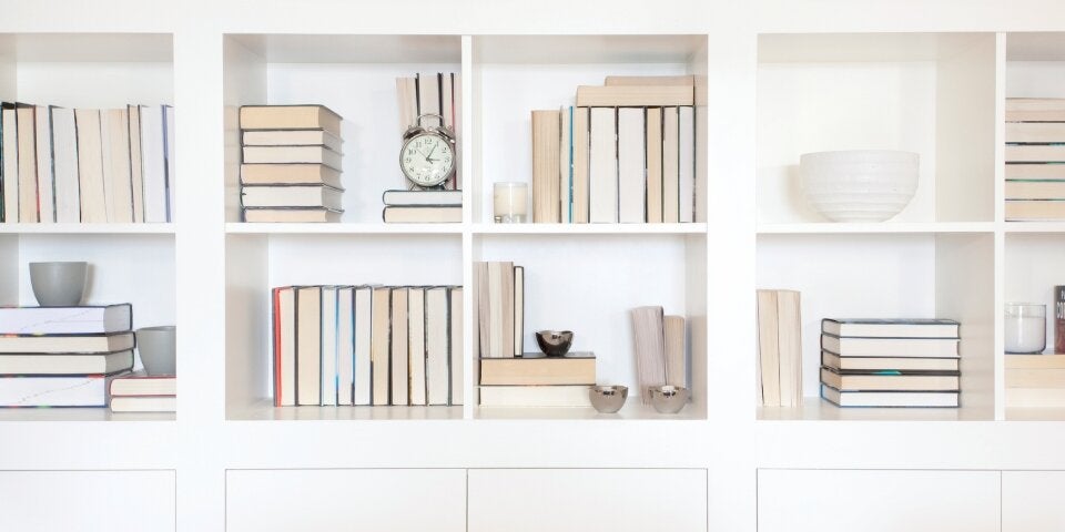 Interior weißes Bücherregal