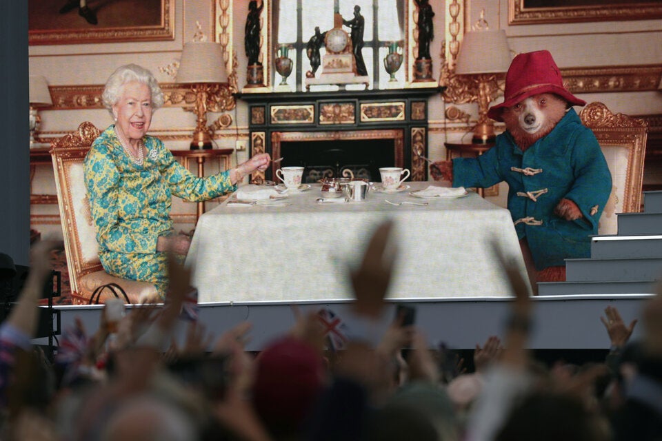 Queen Elizabeth II. und Paddington Bär