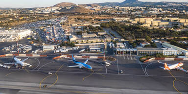 Wut-Bauern stürmen Flughafen von Touristen-Hochburg