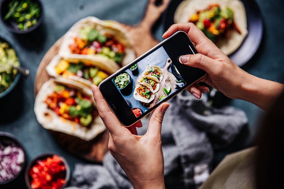 Fast alle machen es: Dieser überraschende Fehler beim Essen macht dick