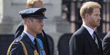 Enkel halten am Samstag Totenwache am Sarg