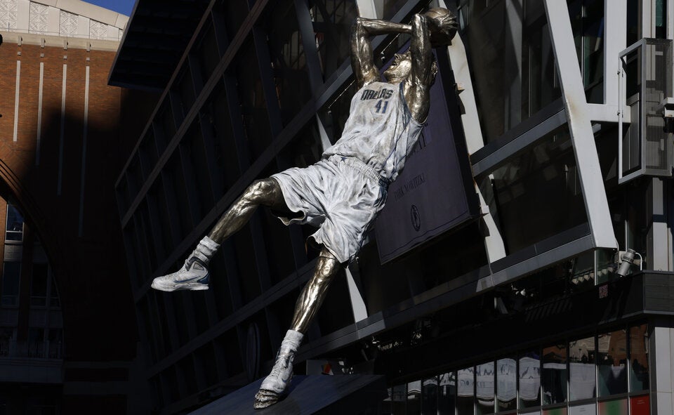 Dirk Nowitzky Statue in Dallas